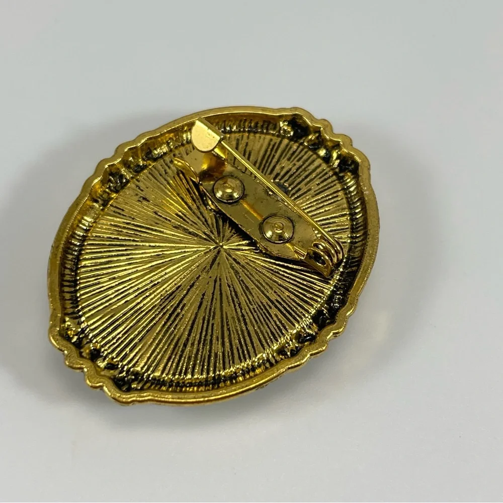 Unsigned cameo brooch